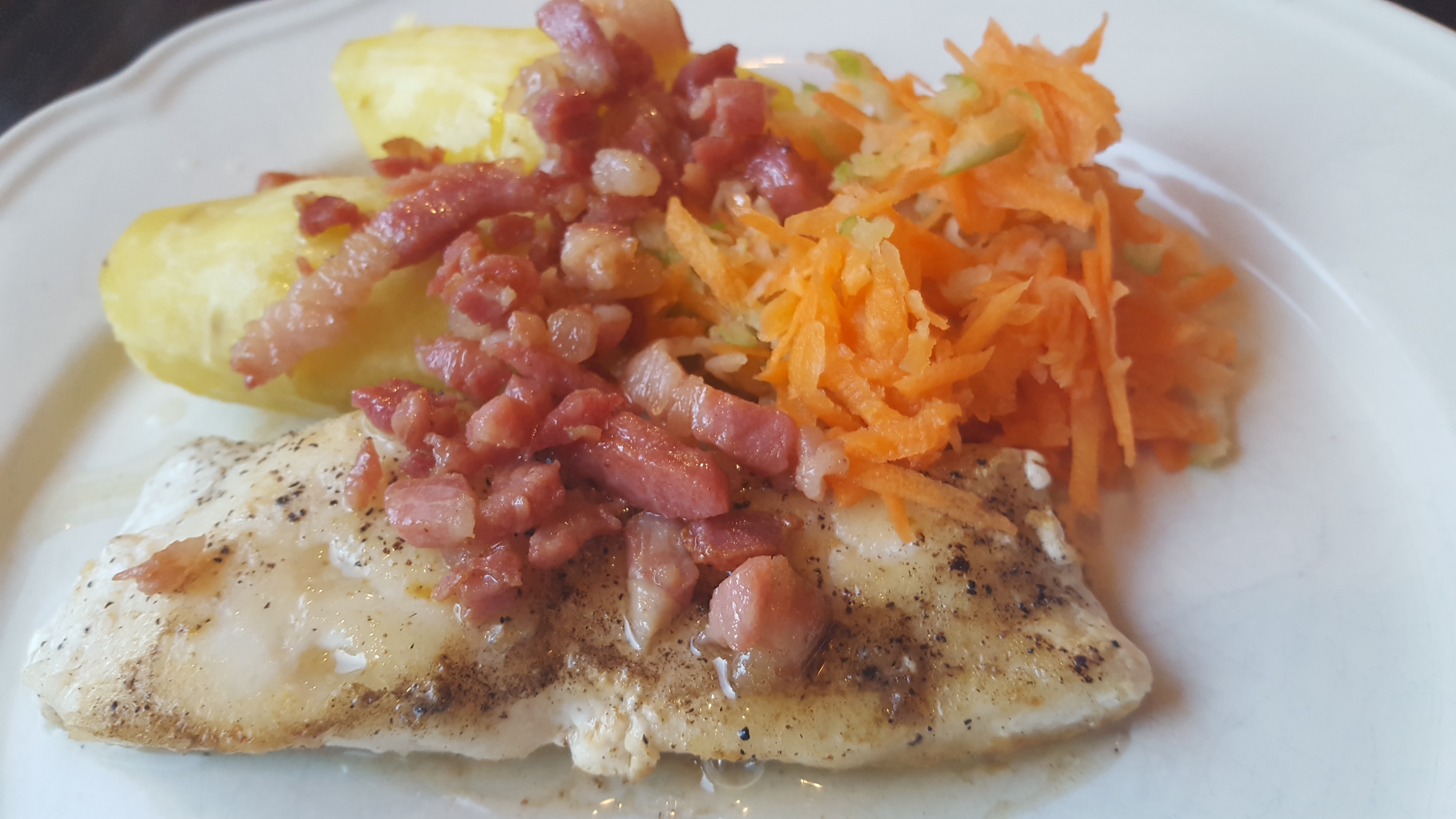 Pannestekt torsk med mandelpotet, flesk og råkost