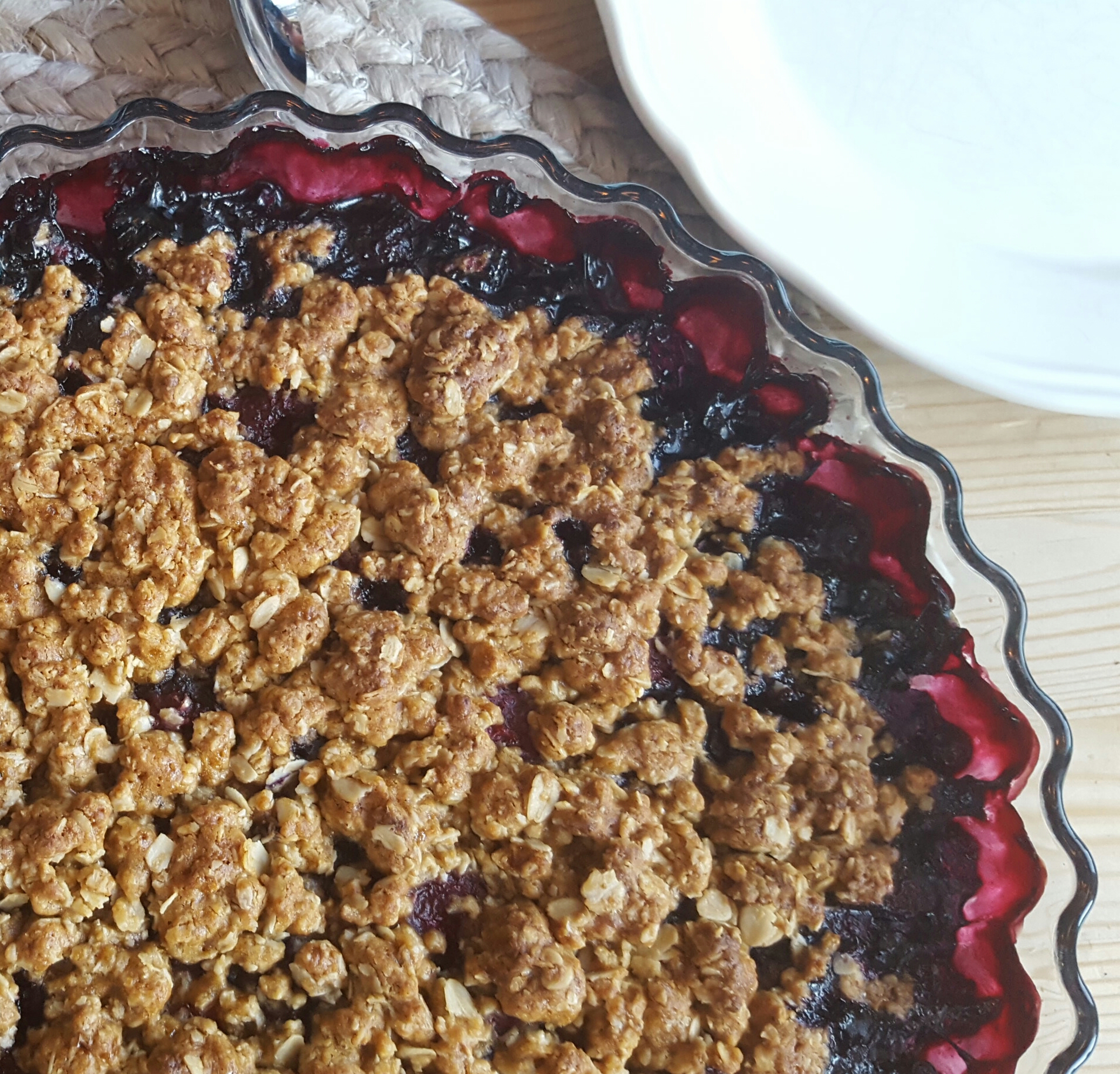 Gluten- og melkefri smuldrepai med bær