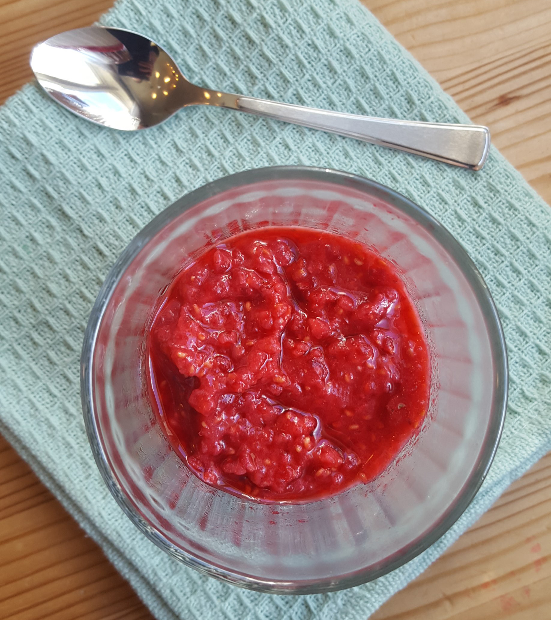 Melkefri panna cotta med bringebærsorbet