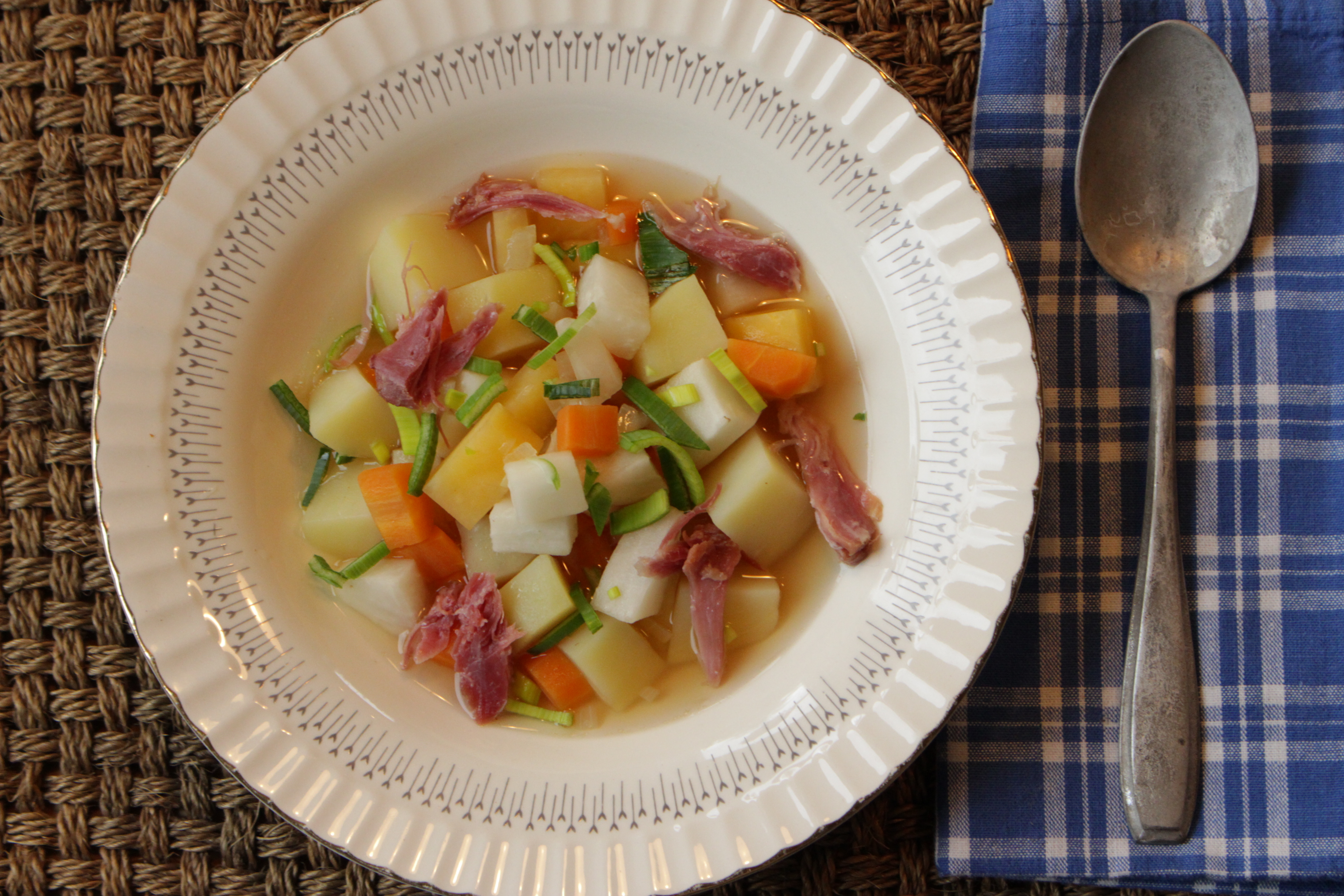 God gammeldags kjøttsuppe på svineknoke