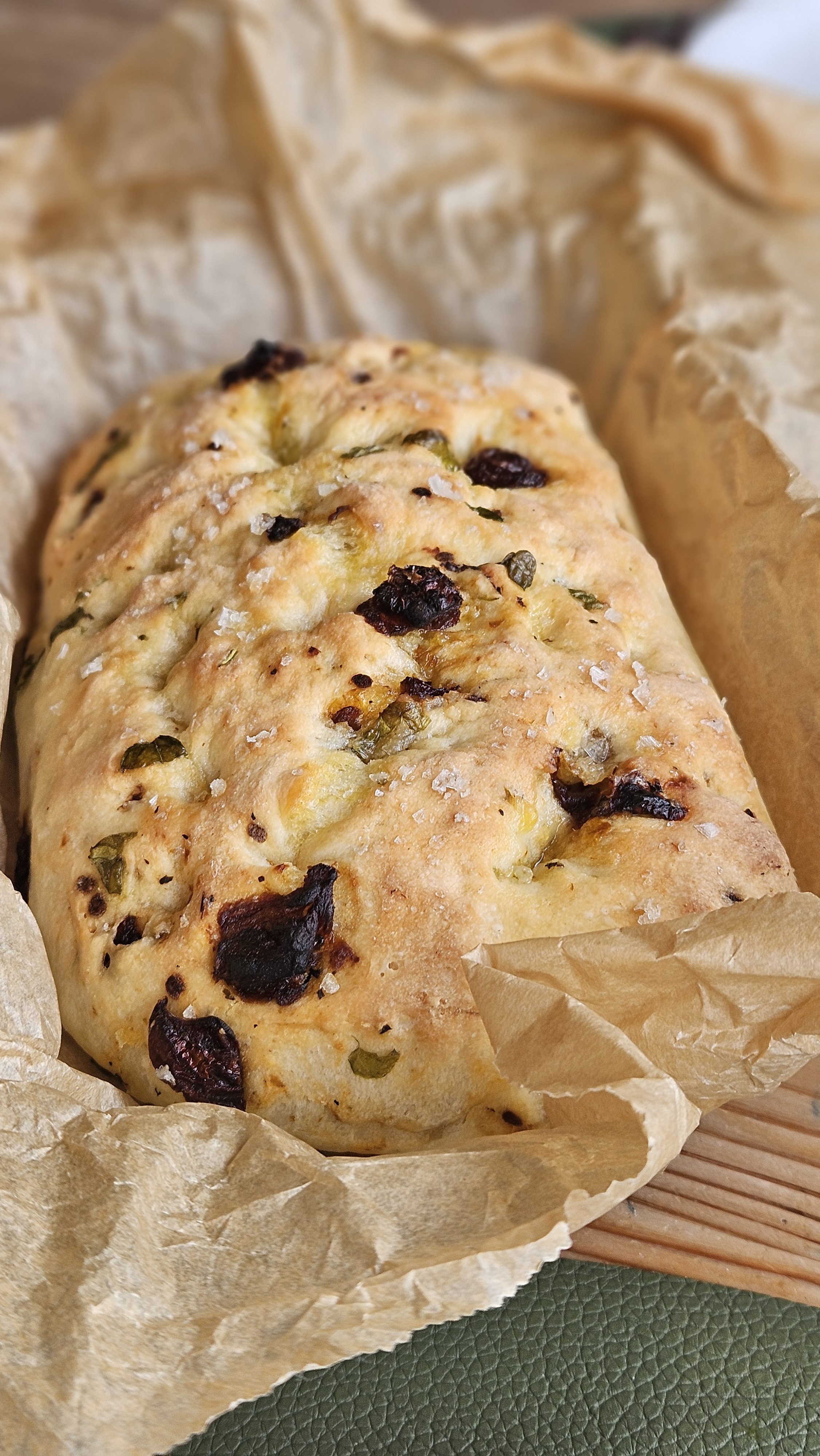 Glutenfri focaccia med basilikum og soltørket tomat