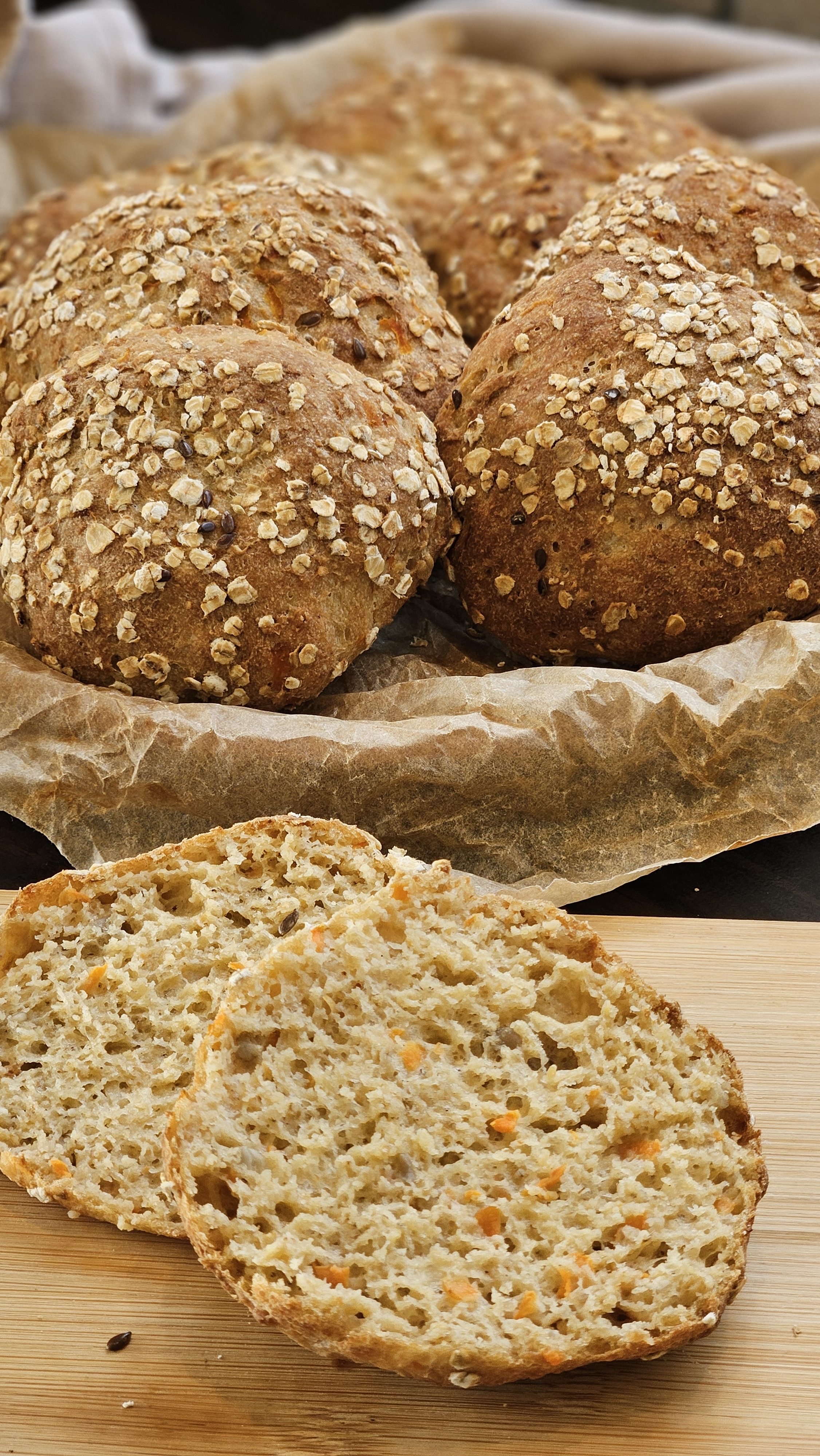 Grove rundstykker med gulrot og solsikkekjerner (+)